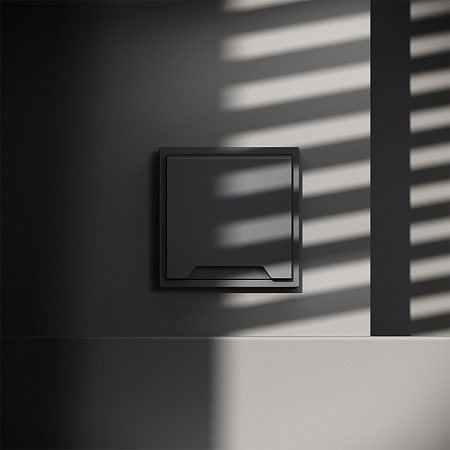 Розетка встраиваемая VOLTUM S70 с заземлением, защитными шторками и крышкой (графит) VLS040307